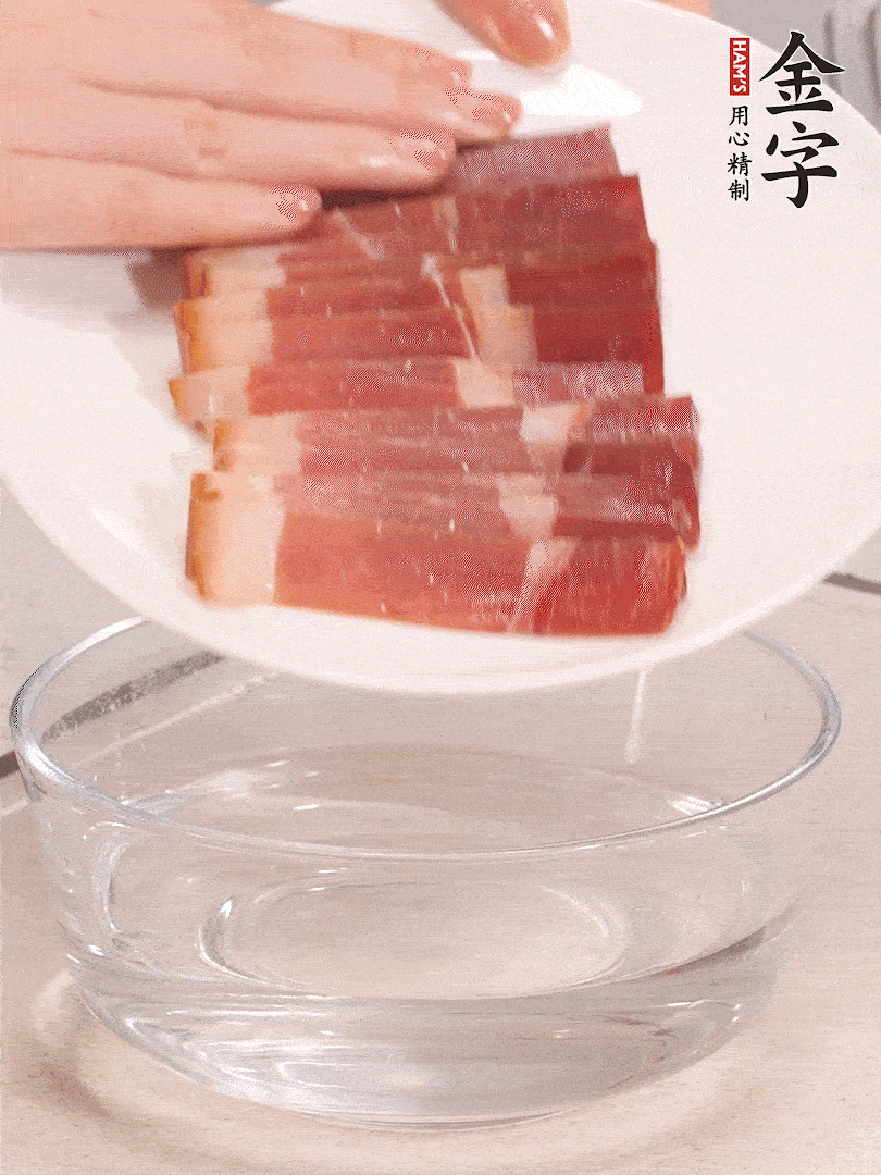 鴨腿冷水下鍋，加姜片、料酒焯水