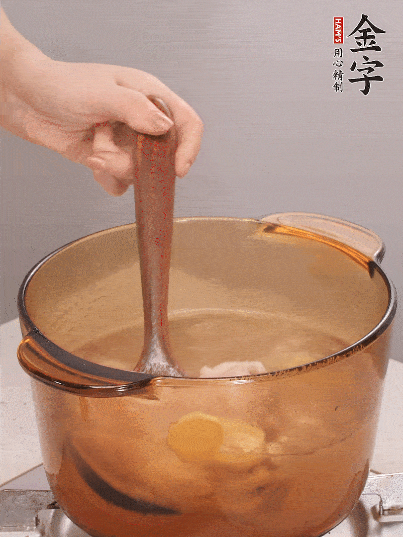 鴨肉、白果、火腿、生姜一起放入砂鍋，清水沒過食材，大火燉煮1小時(shí)