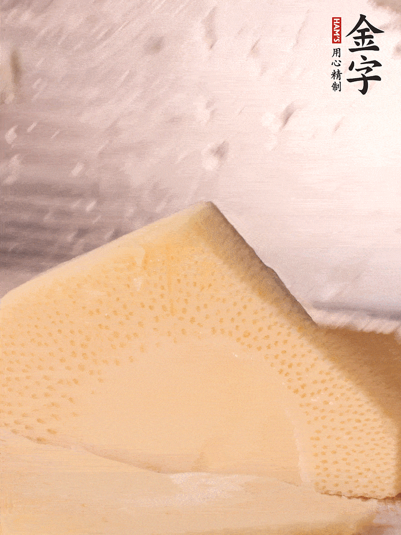 冬筍處理干凈，切滾刀塊，開水焯燙去除澀味