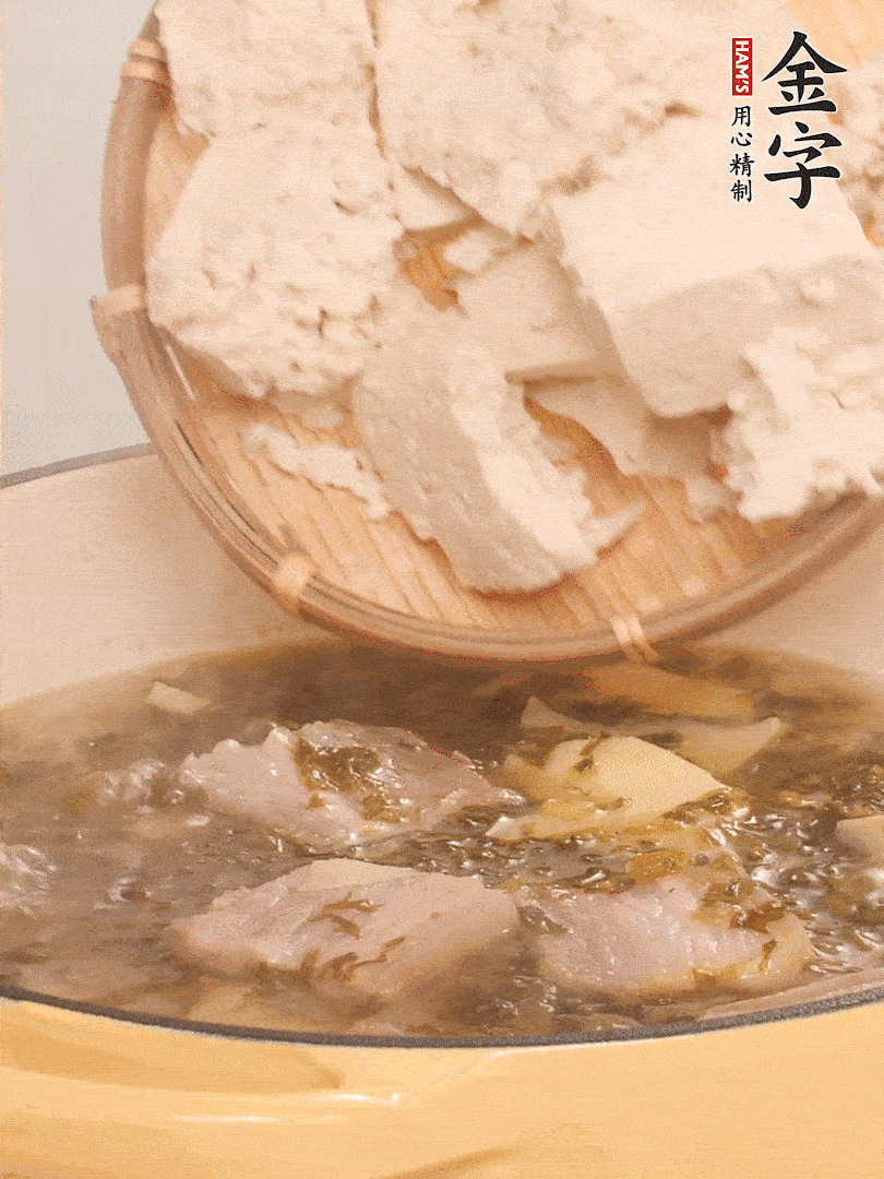 往鍋里加入一倍的水，加豆腐