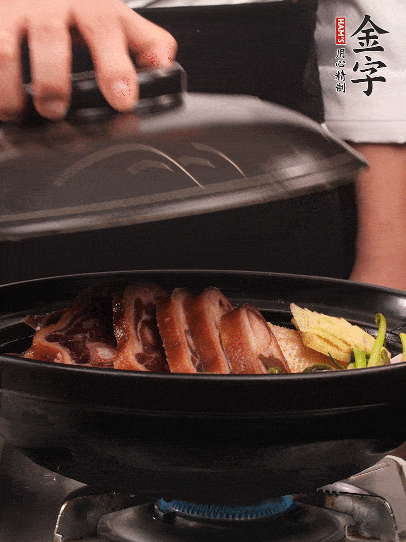 砂鍋蓋蓋子密封，大火燒開后轉(zhuǎn)小火，燜煮2小時