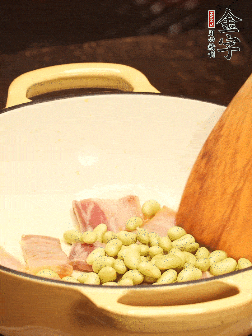 加入青豆、香菇翻炒出香味