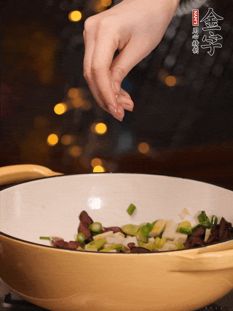 可以加點點水，再加菜苔，加點鹽、味精調(diào)味