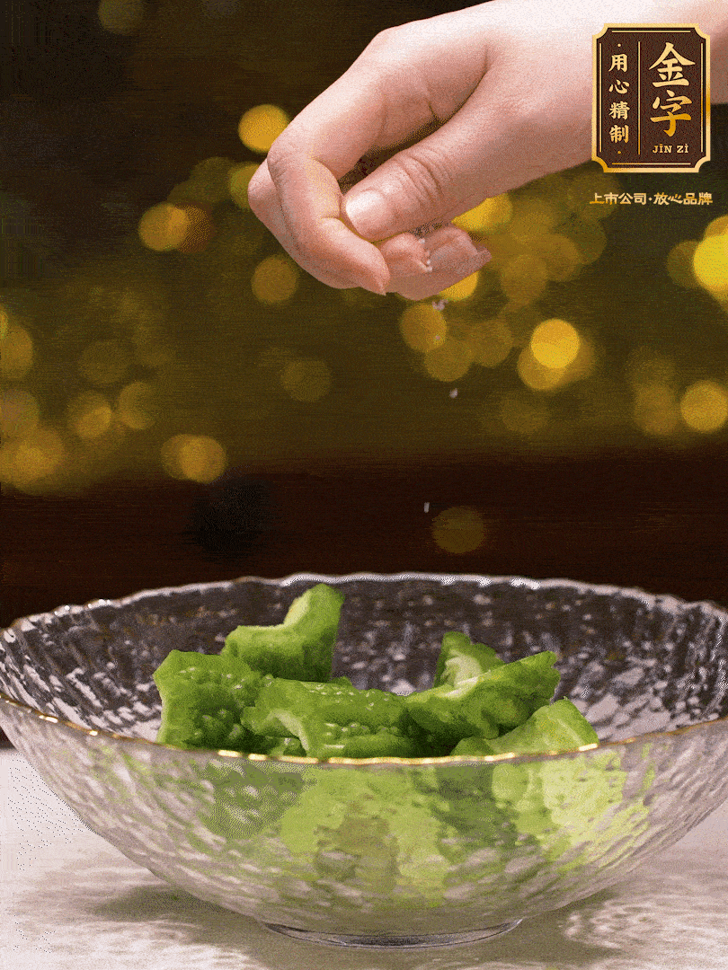 處理好的苦瓜切段（5cm），加點(diǎn)鹽鹽腌一下，去除一下苦味