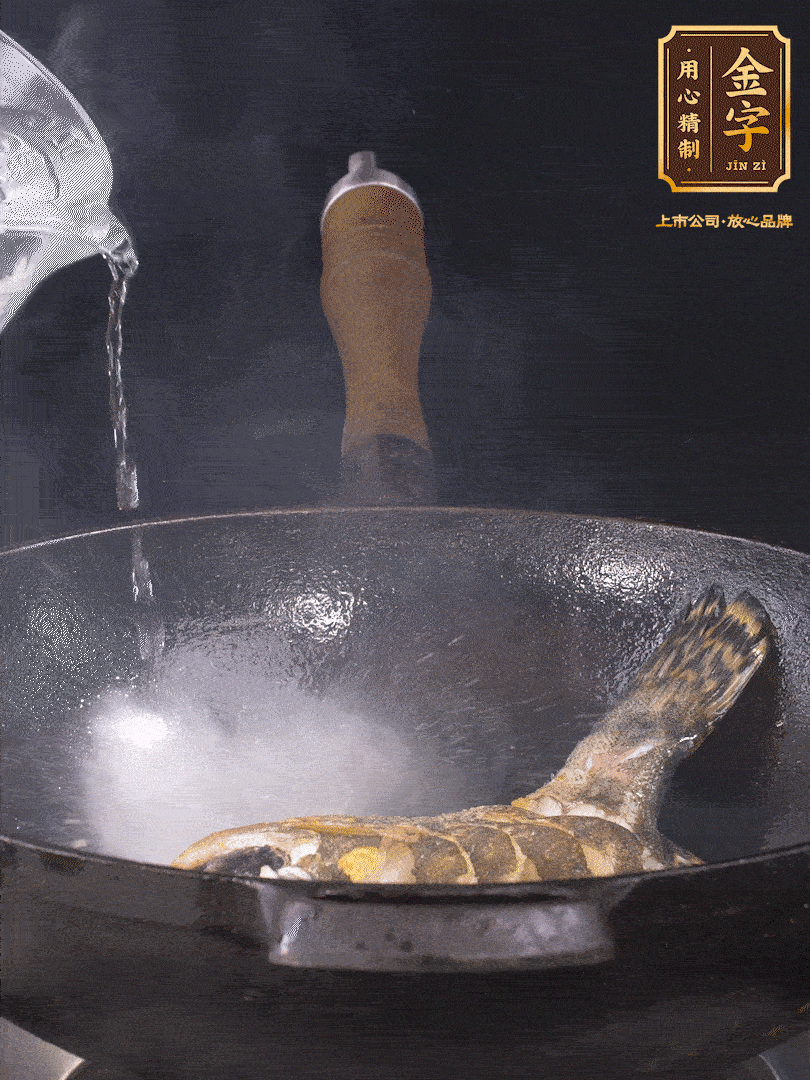 倒入適量食用油，待鍋燒熱后下桂魚煎大約2-3分鐘至兩面金黃（一定要煎透，這樣做出來的湯才會比較奶白色）