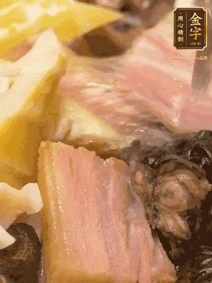 倒入滾燙的熱水，燉煮20分鐘，湯濃汁白