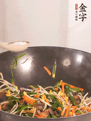 炒合菜：金字醬油肉、綠豆芽、韭菜