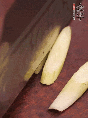 蒜白切小段，辣椒斜切圈