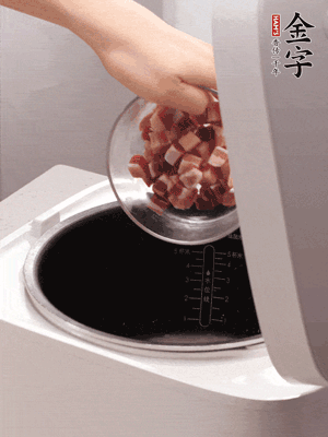 鍋中倒入豬油，油熱后炒熟上海青，給倒少許鹽調(diào)味