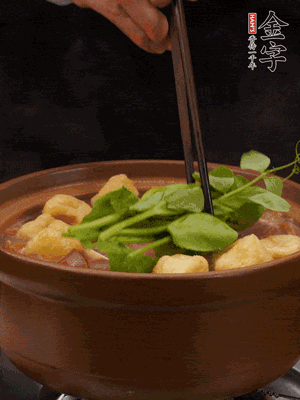 加筒骨煲的經(jīng)典配菜：金字土香腸、油豆腐、千張蓋上蓋子燜一會兒，耐心等候10分鐘。
