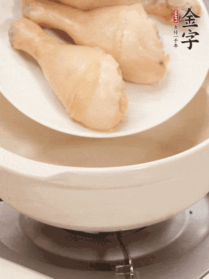 雞腿、火腿、干貝、蒜頭放入砂鍋內(nèi)燉1小時