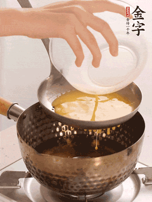 雞蛋過篩子倒入油鍋炸成蛋酥，瀝干油。