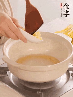 鍋里留少量底油煸香火腿和姜末。