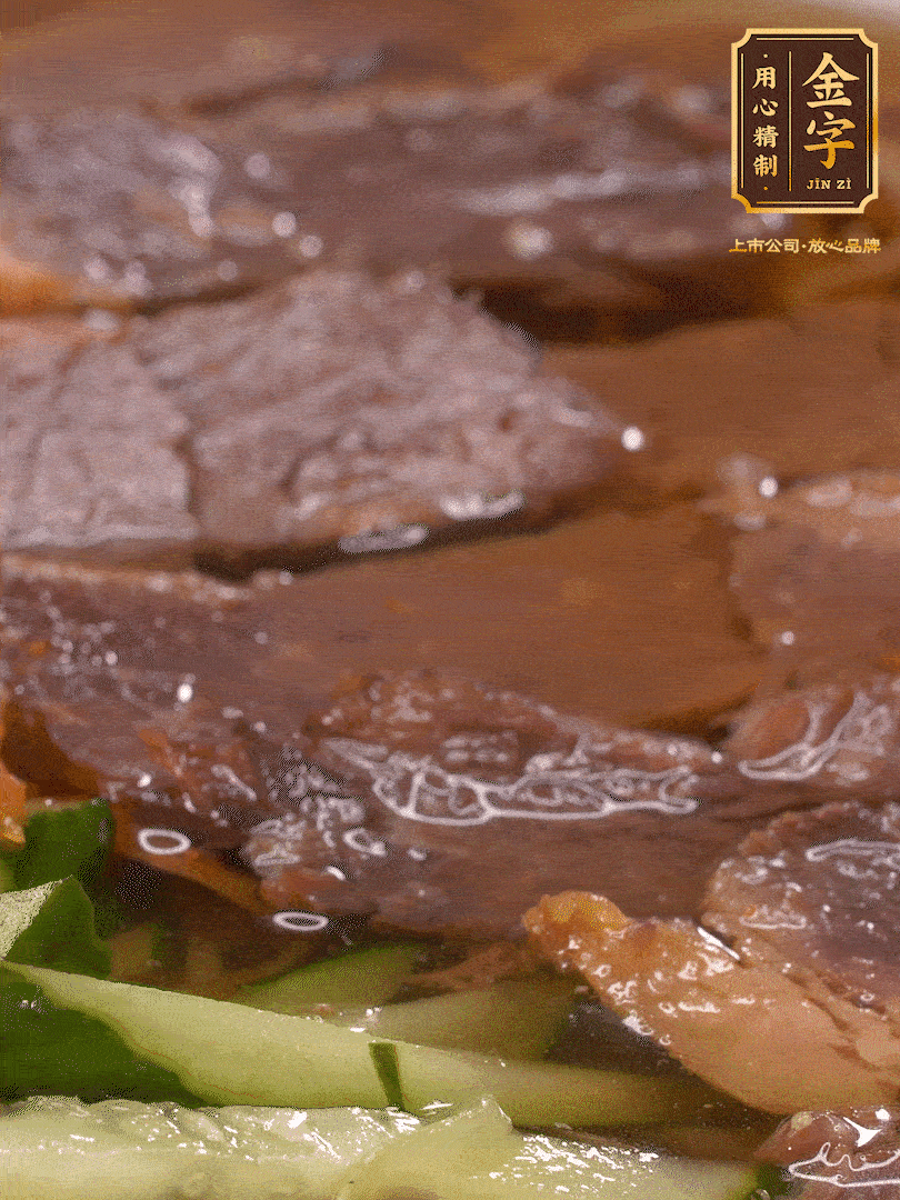 養(yǎng)麥冷面，涼水中清洗浸泡5分鐘，沸水中煮3分鐘，涼水漂洗沖涼