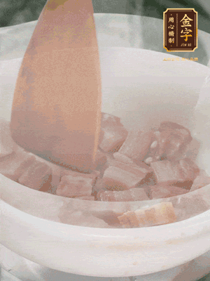 砂鍋內(nèi)咸肉微微煸出香味，再倒入開水。放排骨滾開后轉(zhuǎn)中小火篤30分鐘。（水盡量一次加足，以免中途加水沖淡鮮味。這一步是湯底濃白的關(guān)鍵）