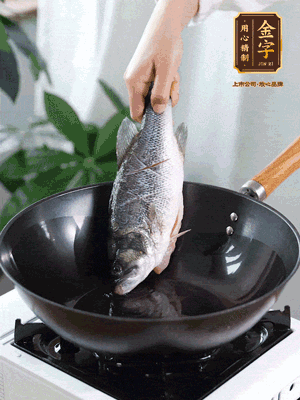 熱油，加1大勺豬油、姜片，再下鱸魚，煎至定型后翻面。（加點豬油，燉出的魚湯更容易變?yōu)榍逅哪贪咨＃?>
					</div>
					<span>步驟 3/6</span>
					<p>熱油，加1大勺豬油、姜片，再下鱸魚，煎至定型后翻面。（加點豬油，燉出的魚湯更容易變?yōu)榍逅哪贪咨?。?/p>
				</li><li>
					<div   id=