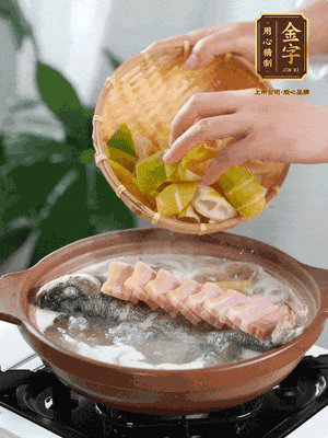 倒開水燉煮后轉(zhuǎn)移入砂鍋，淋料酒去腥、加少許鹽調(diào)味，再依次加咸肉、春筍燉煮15分鐘。