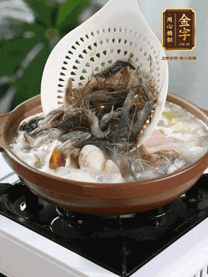 最后加一把蛤蜊、一把河蝦燜2分鐘，放一點白胡椒粉調(diào)味，撒上蔥花點綴！