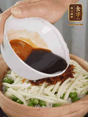 繼續(xù)小火燜3分鐘，淋上XO醬攪拌均勻。
