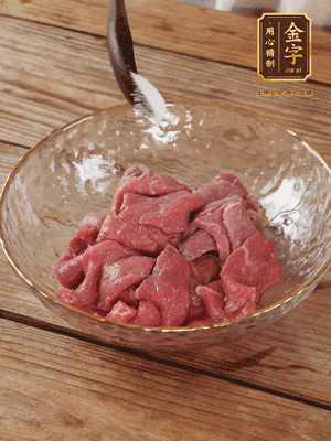 牛肉切丁，加黑胡椒海鹽、橄欖油腌10分鐘