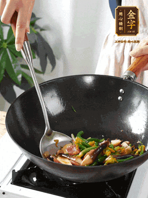 煸香蒜末，下香腸翻炒均勻，再依次下雞縱菌、黃瓜花