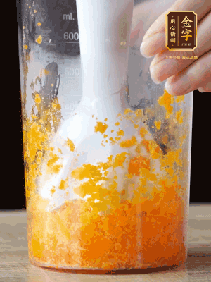 加玉米油、水怡、水揉搓成細(xì)膩的面團(tuán)。松弛半小時(shí)后，分成37g一個(gè)