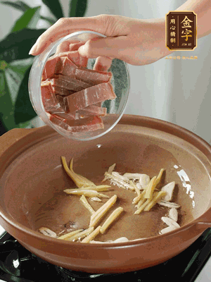 姜絲煸香后放火腿翻炒，加開水燉煮10分鐘