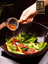 下蒜苗炒軟，沿鍋邊烹入一勺料酒，加醬油、蠔油、白糖調(diào)味炒勻