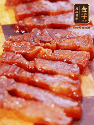 金字醬油肉煮熟，切片