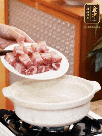 鍋內(nèi)倒油，下咸肉微微煸炒，再放排骨炒一下