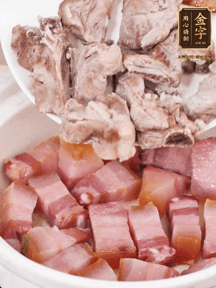 倒入開水燉煮，大火燒開后轉(zhuǎn)小火