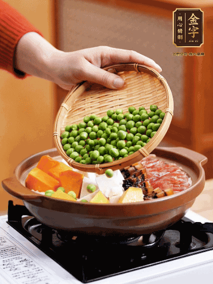 再鋪上臘腸、醬油肉、豌豆，小火煲6分鐘