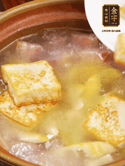 再放豆腐燉煮10分鐘，加豆瓣繼續(xù)煮2分鐘