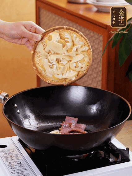 油熱，下蒜末、火腿煸炒出香味，再下筍片微微翻炒